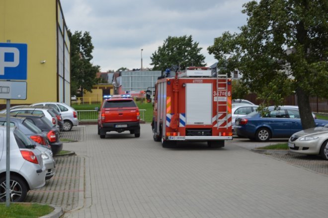 Ostrołęka: Ewakuacja szkoły po zgłoszeniu o podejrzanej paczce [ZDJĘCIA] - zdjęcie #80 - eOstroleka.pl