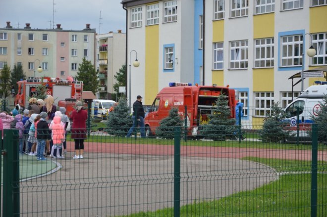 Ostrołęka: Ewakuacja szkoły po zgłoszeniu o podejrzanej paczce [ZDJĘCIA] - zdjęcie #81 - eOstroleka.pl