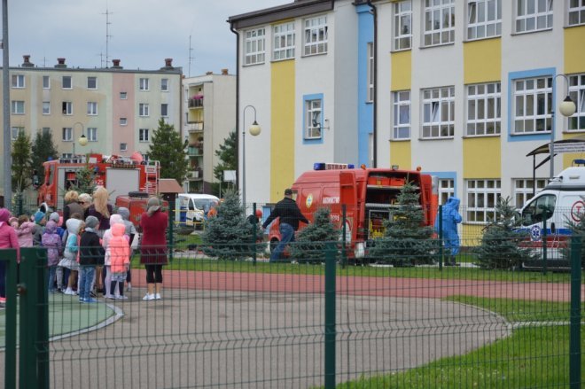 Ostrołęka: Ewakuacja szkoły po zgłoszeniu o podejrzanej paczce [ZDJĘCIA] - zdjęcie #82 - eOstroleka.pl