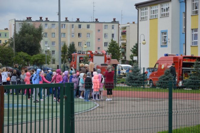 Ostrołęka: Ewakuacja szkoły po zgłoszeniu o podejrzanej paczce [ZDJĘCIA] - zdjęcie #83 - eOstroleka.pl