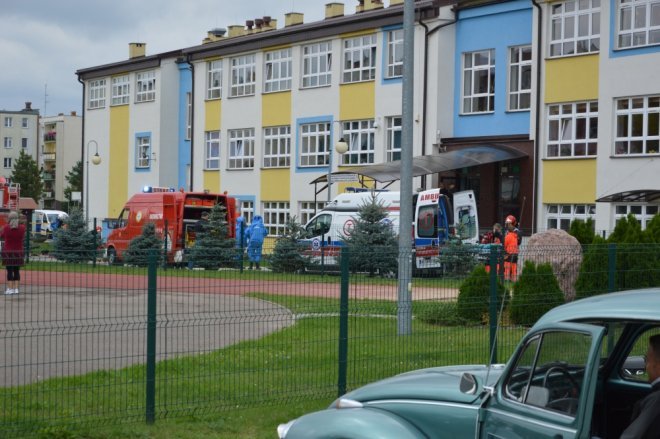Ostrołęka: Ewakuacja szkoły po zgłoszeniu o podejrzanej paczce [ZDJĘCIA] - zdjęcie #84 - eOstroleka.pl