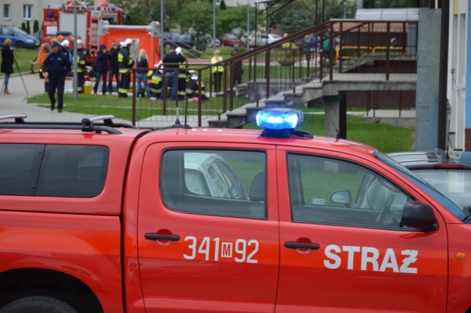 Ostrołęka: Ewakuacja szkoły po zgłoszeniu o podejrzanej paczce [ZDJĘCIA] - zdjęcie #15 - eOstroleka.pl