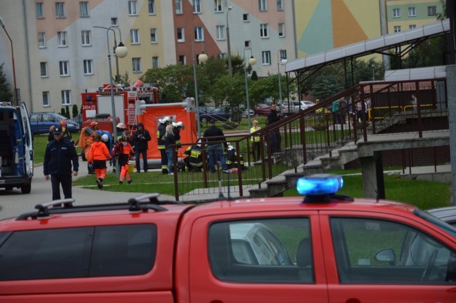 Ostrołęka: Ewakuacja szkoły po zgłoszeniu o podejrzanej paczce [ZDJĘCIA] - zdjęcie #14 - eOstroleka.pl