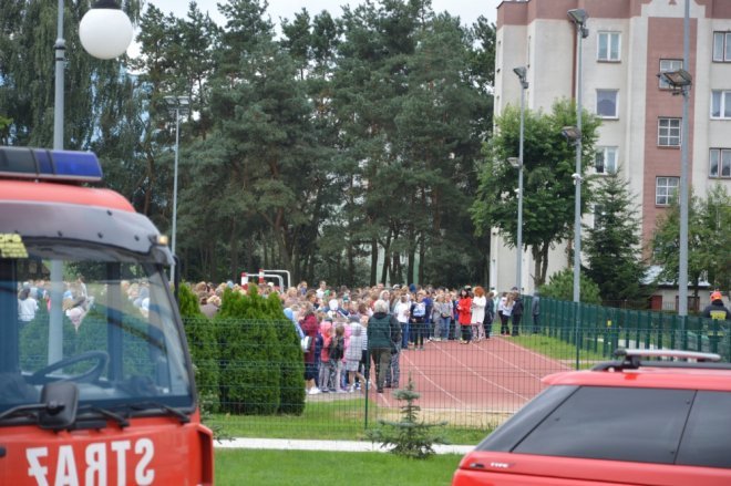 Ostrołęka: Ewakuacja szkoły po zgłoszeniu o podejrzanej paczce [ZDJĘCIA] - zdjęcie #93 - eOstroleka.pl