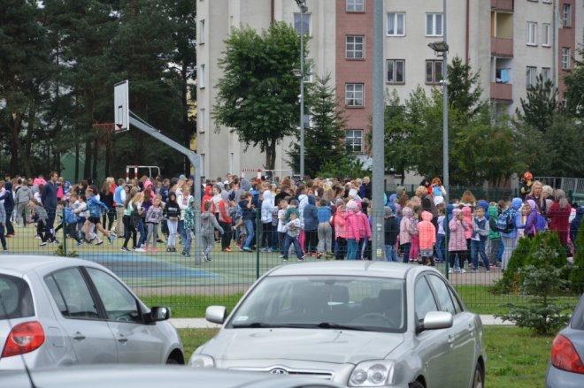 Ostrołęka: Ewakuacja szkoły po zgłoszeniu o podejrzanej paczce [ZDJĘCIA] - zdjęcie #94 - eOstroleka.pl