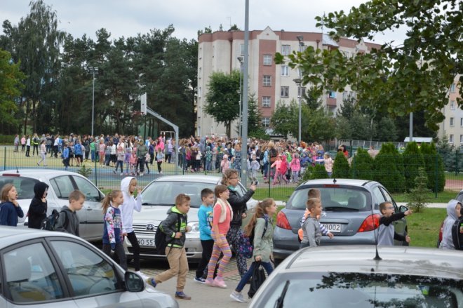 Ostrołęka: Ewakuacja szkoły po zgłoszeniu o podejrzanej paczce [ZDJĘCIA] - zdjęcie #96 - eOstroleka.pl