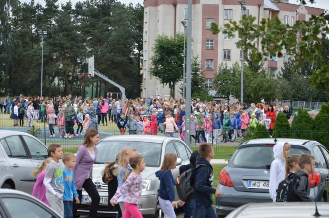 Ostrołęka: Ewakuacja szkoły po zgłoszeniu o podejrzanej paczce [ZDJĘCIA] - zdjęcie #97 - eOstroleka.pl