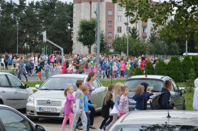 Ostrołęka: Ewakuacja szkoły po zgłoszeniu o podejrzanej paczce [ZDJĘCIA] - zdjęcie #7 - eOstroleka.pl