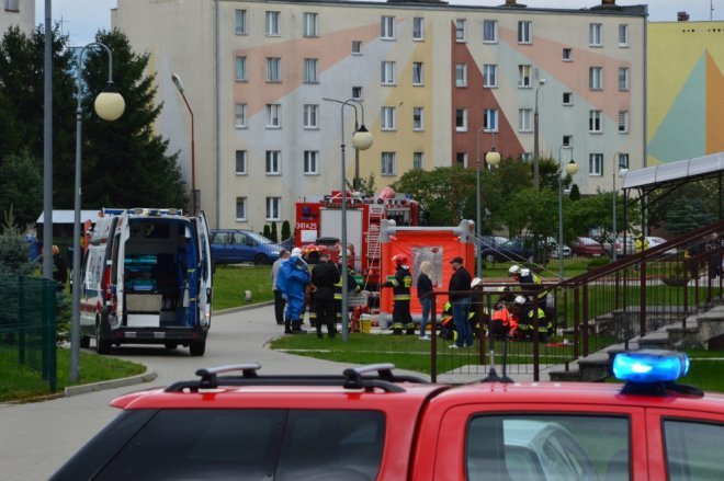 Ostrołęka: Ewakuacja szkoły po zgłoszeniu o podejrzanej paczce [ZDJĘCIA] - zdjęcie #6 - eOstroleka.pl