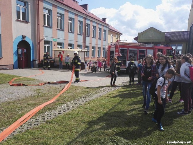 Ewakuacja w szkole w Dylewie [19.09.2017] - zdjęcie #8 - eOstroleka.pl