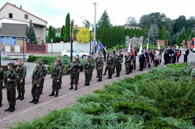 Poświęcenie Skweru Pamięci Męczeństwa Kresowian w Kadzidle [19.09.2017] - zdjęcie #138 - eOstroleka.pl