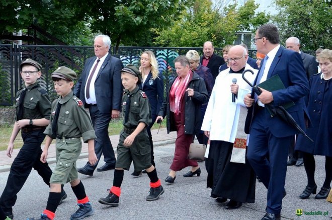 Poświęcenie Skweru Pamięci Męczeństwa Kresowian w Kadzidle [19.09.2017] - zdjęcie #72 - eOstroleka.pl
