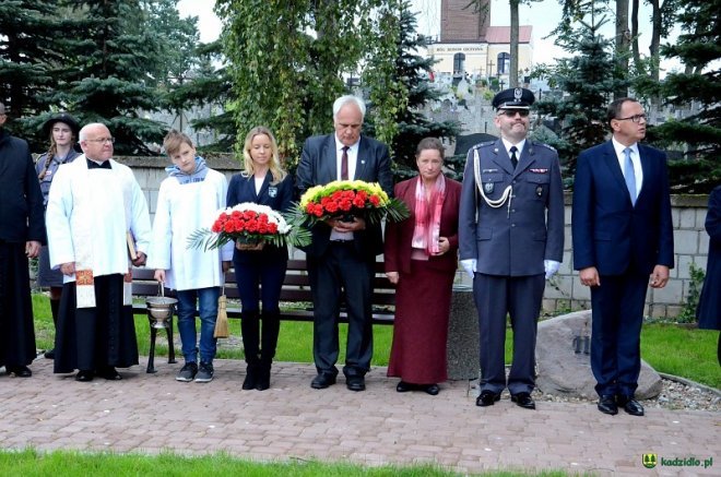 Poświęcenie Skweru Pamięci Męczeństwa Kresowian w Kadzidle [19.09.2017] - zdjęcie #65 - eOstroleka.pl