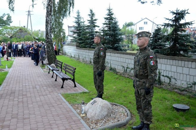 Poświęcenie Skweru Pamięci Męczeństwa Kresowian w Kadzidle [19.09.2017] - zdjęcie #62 - eOstroleka.pl