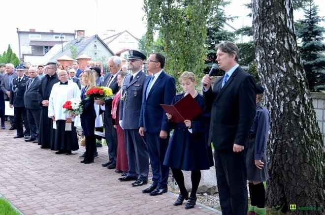 Poświęcenie Skweru Pamięci Męczeństwa Kresowian w Kadzidle [19.09.2017] - zdjęcie #49 - eOstroleka.pl