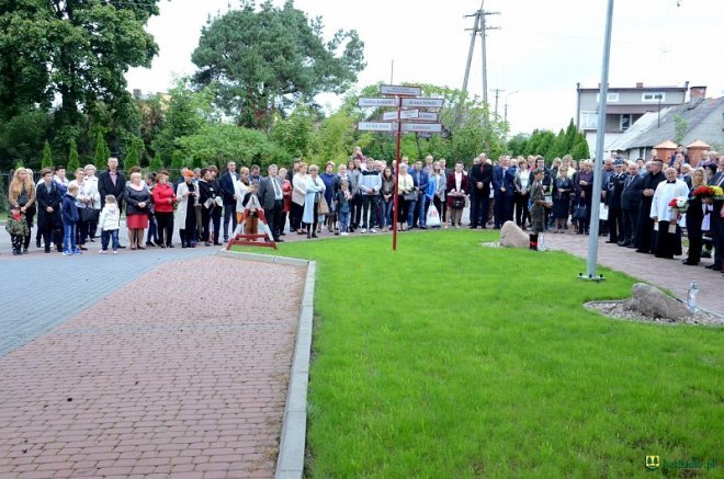 Poświęcenie Skweru Pamięci Męczeństwa Kresowian w Kadzidle [19.09.2017] - zdjęcie #43 - eOstroleka.pl
