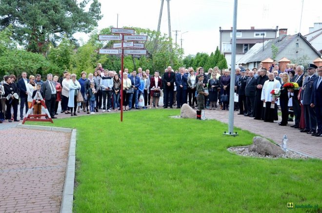 Poświęcenie Skweru Pamięci Męczeństwa Kresowian w Kadzidle [19.09.2017] - zdjęcie #42 - eOstroleka.pl