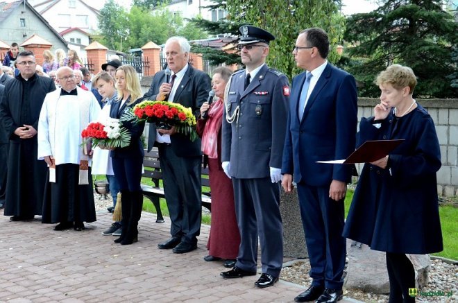 Poświęcenie Skweru Pamięci Męczeństwa Kresowian w Kadzidle [19.09.2017] - zdjęcie #41 - eOstroleka.pl