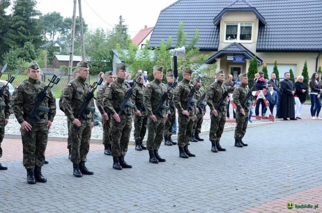 Poświęcenie Skweru Pamięci Męczeństwa Kresowian w Kadzidle [19.09.2017] - zdjęcie #35 - eOstroleka.pl
