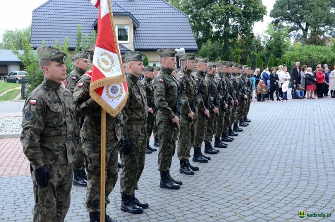 Poświęcenie Skweru Pamięci Męczeństwa Kresowian w Kadzidle [19.09.2017] - zdjęcie #33 - eOstroleka.pl