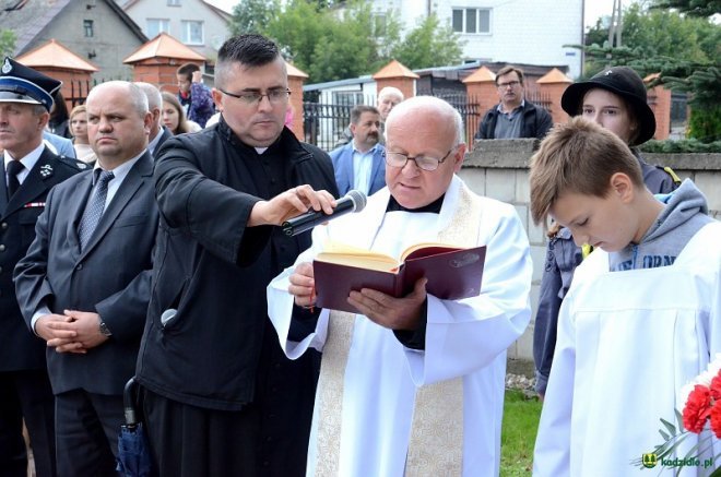 Poświęcenie Skweru Pamięci Męczeństwa Kresowian w Kadzidle [19.09.2017] - zdjęcie #31 - eOstroleka.pl