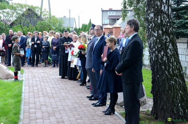 Poświęcenie Skweru Pamięci Męczeństwa Kresowian w Kadzidle [19.09.2017] - zdjęcie #30 - eOstroleka.pl