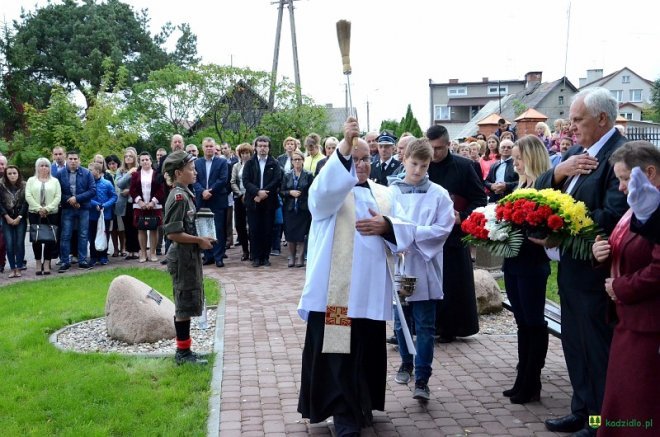 Poświęcenie Skweru Pamięci Męczeństwa Kresowian w Kadzidle [19.09.2017] - zdjęcie #27 - eOstroleka.pl