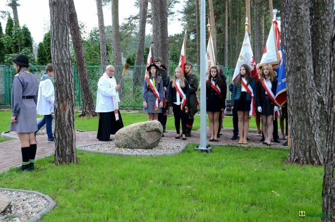 Poświęcenie Skweru Pamięci Męczeństwa Kresowian w Kadzidle [19.09.2017] - zdjęcie #26 - eOstroleka.pl