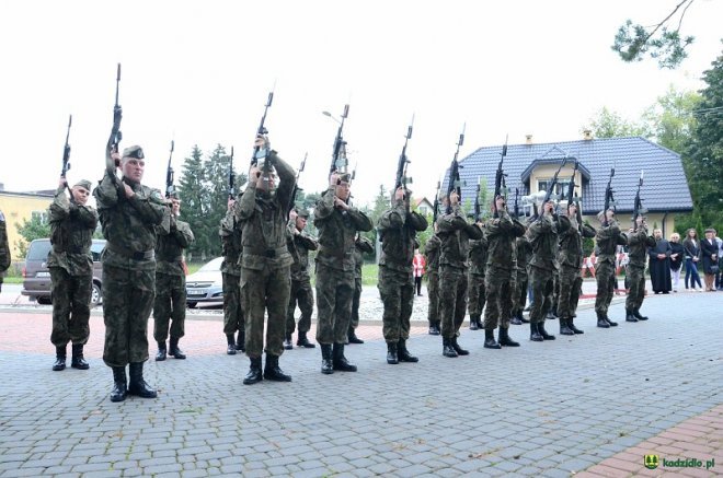 Poświęcenie Skweru Pamięci Męczeństwa Kresowian w Kadzidle [19.09.2017] - zdjęcie #18 - eOstroleka.pl