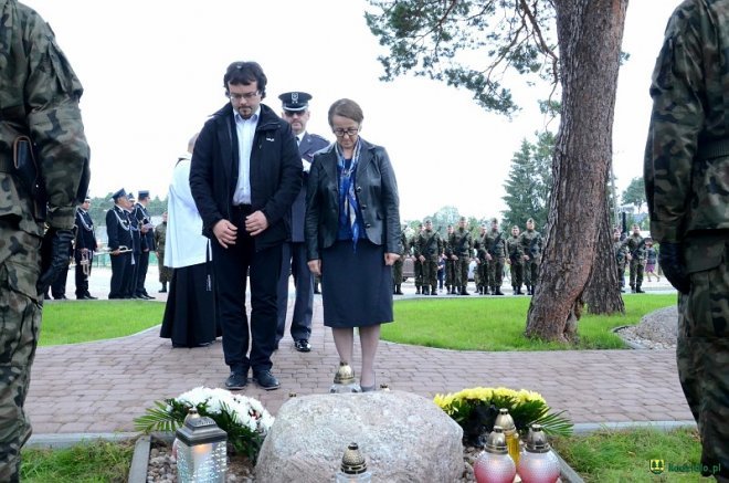 Poświęcenie Skweru Pamięci Męczeństwa Kresowian w Kadzidle [19.09.2017] - zdjęcie #11 - eOstroleka.pl