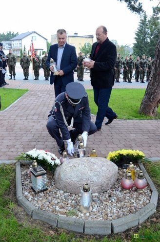 Poświęcenie Skweru Pamięci Męczeństwa Kresowian w Kadzidle [19.09.2017] - zdjęcie #9 - eOstroleka.pl