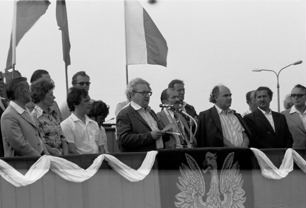 Manifestacja na stadionie w związku z protestem robotniczych w Radomiu i Ursusie - 28.VI.1976 r. - zdjęcie #8 - eOstroleka.pl