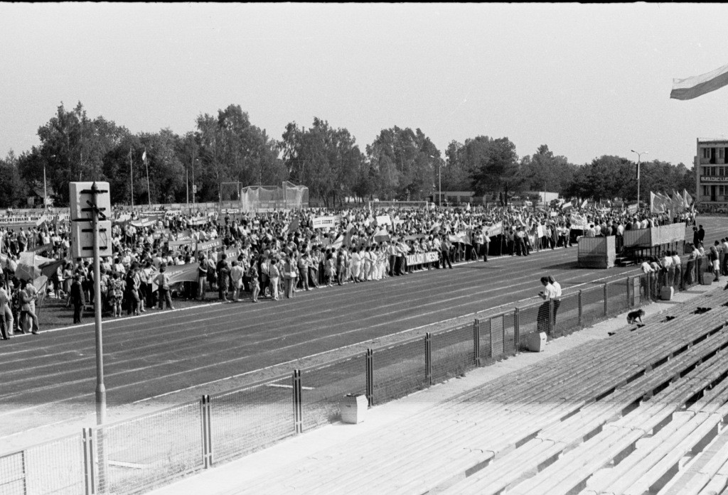 Manifestacja na stadionie w związku z protestem robotniczych w Radomiu i Ursusie - 28.VI.1976 r. - zdjęcie #11 - eOstroleka.pl