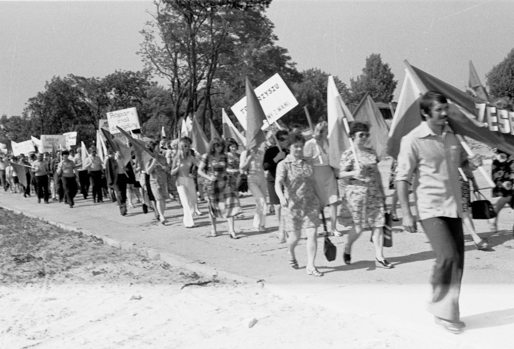Manifestacja na stadionie w związku z protestem robotniczych w Radomiu i Ursusie - 28.VI.1976 r. - zdjęcie #13 - eOstroleka.pl