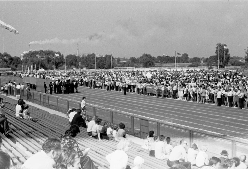 Manifestacja na stadionie w związku z protestem robotniczych w Radomiu i Ursusie - 28.VI.1976 r. - zdjęcie #14 - eOstroleka.pl