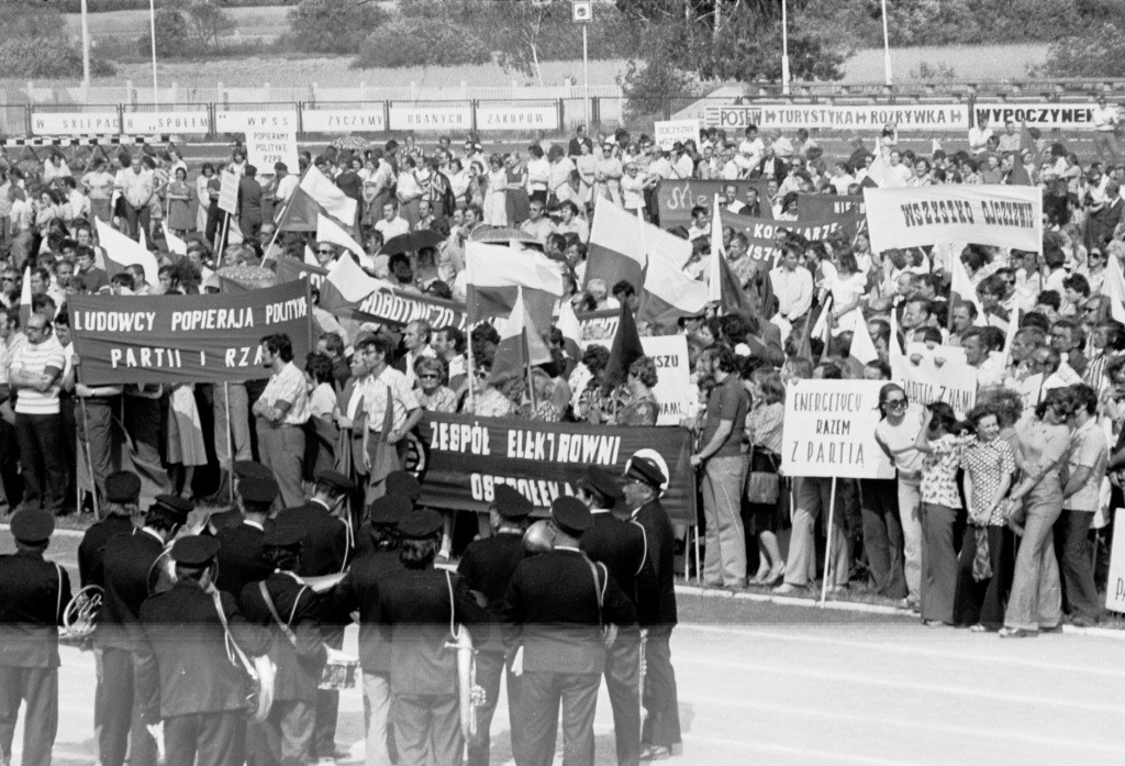 Manifestacja na stadionie w związku z protestem robotniczych w Radomiu i Ursusie - 28.VI.1976 r. - zdjęcie #16 - eOstroleka.pl