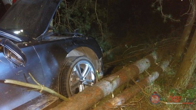 Wypadek w Serafinie. Kierowca z urazem kręgosłupa trafił do szpitala [ZDJĘCIA] - zdjęcie #6 - eOstroleka.pl