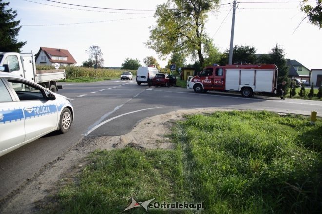 Wypadek w Czarnowcu. Dwie osoby trafiły do szpitala [ZDJĘCIA] - zdjęcie #1 - eOstroleka.pl
