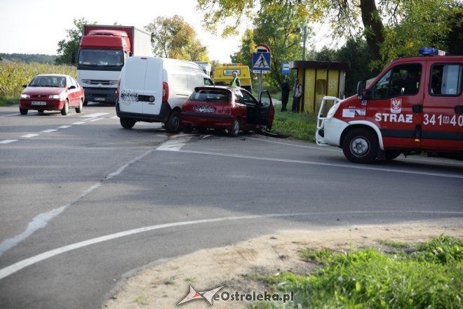 Wypadek w Czarnowcu. Dwie osoby trafiły do szpitala [ZDJĘCIA] - zdjęcie #2 - eOstroleka.pl