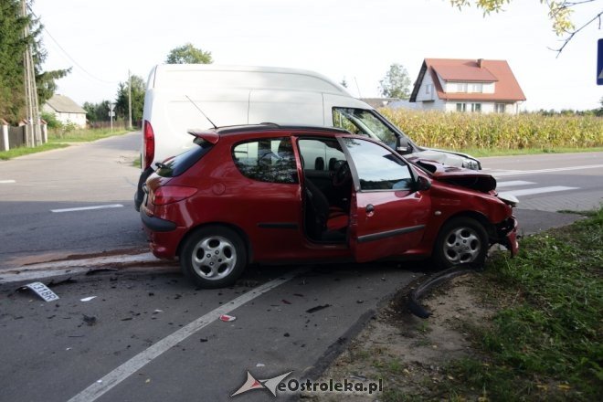 Wypadek w Czarnowcu. Dwie osoby trafiły do szpitala [ZDJĘCIA] - zdjęcie #4 - eOstroleka.pl