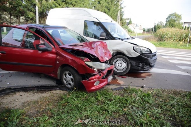 Wypadek w Czarnowcu. Dwie osoby trafiły do szpitala [ZDJĘCIA] - zdjęcie #7 - eOstroleka.pl
