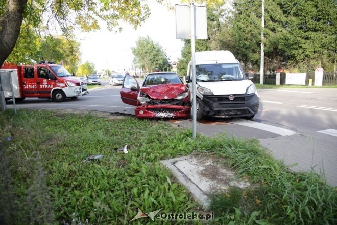 Wypadek w Czarnowcu. Dwie osoby trafiły do szpitala [ZDJĘCIA] - zdjęcie #12 - eOstroleka.pl