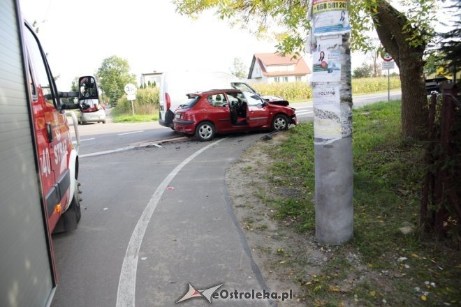 Wypadek w Czarnowcu. Dwie osoby trafiły do szpitala [ZDJĘCIA] - zdjęcie #21 - eOstroleka.pl