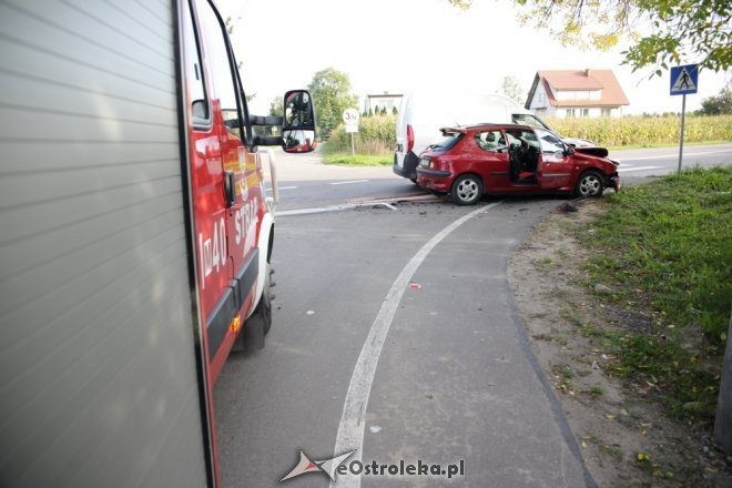 Wypadek w Czarnowcu. Dwie osoby trafiły do szpitala [ZDJĘCIA] - zdjęcie #22 - eOstroleka.pl