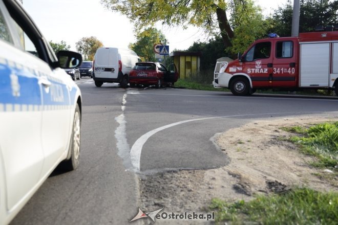 Wypadek w Czarnowcu. Dwie osoby trafiły do szpitala [ZDJĘCIA] - zdjęcie #25 - eOstroleka.pl
