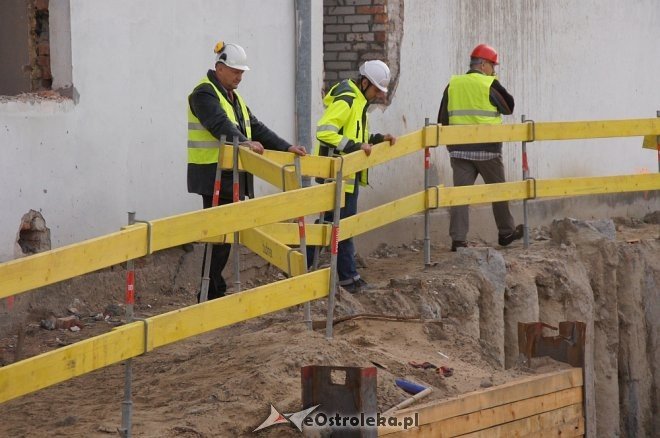 Na budowie Muzeum Żołnierzy Wyklętych w Ostrołęce [28.09.2017] - zdjęcie #10 - eOstroleka.pl