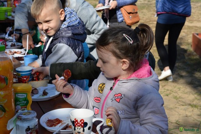 Pieczenie Ziemniaka na Dzień Chłopaka w Szkole Podstawowej w Glebie [ZDJĘCIA] - zdjęcie #11 - eOstroleka.pl
