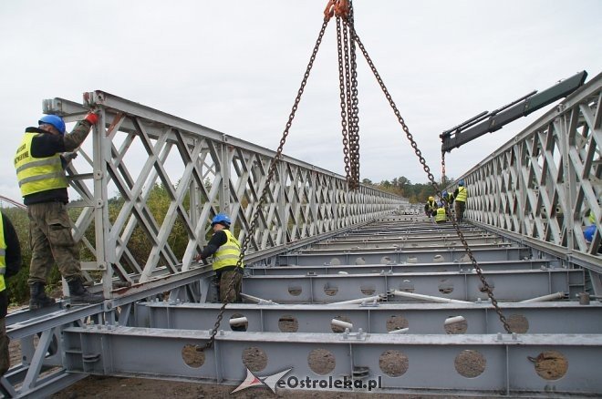Ostrołęka: Budowa tymczasowego mostu bez opóźnień [ZDJĘCIA] - zdjęcie #19 - eOstroleka.pl