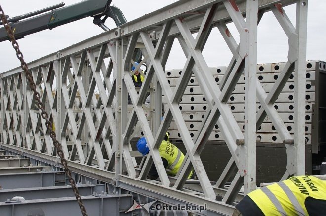 Ostrołęka: Budowa tymczasowego mostu bez opóźnień [ZDJĘCIA] - zdjęcie #22 - eOstroleka.pl