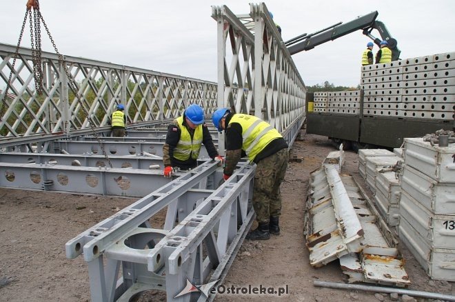 Ostrołęka: Budowa tymczasowego mostu bez opóźnień [ZDJĘCIA] - zdjęcie #32 - eOstroleka.pl